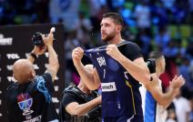 Jusuf Nurkić na Evropskom prvenstvu u Rigi pokazuje navijačima dres