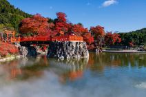 Jezero, balkon i crveno lišće u Japanu