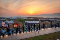 Turisti gledaju zalazak sunca u Japanu