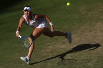 Belinda Benčić udara lopticu na Vimbldonu