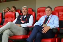 Dika Stojanović i Dragan Stojković Piksi sede.