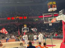 Izlazak igrača Zvezde i Reala na teren u Areni (5).jpg