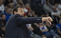 Etgin Ataman na meču protiv Efesa gestikulira sudijama