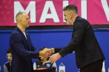 Aleksandar Damjanović se rukuje sa Vuletom Avdalovićem
