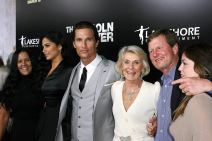 Metju Mekonahi sa majkom  (3).jpg