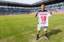 Lukas Podolski se fotografiše sa novim dresom