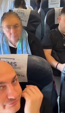 Desingerica pipa ženu na avionu (8).jpg