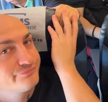 Desingerica pipa ženu na avionu (9).jpg