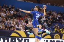 Stamenić daje gol za rukometašice SRbije.