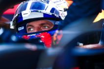 Maks Ferstapen s kacigom Red Bula.