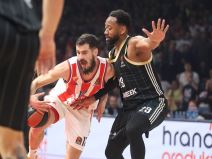 Košarkaš Crvene zvezde Nikola Kalinić i košarkaš Asvela Dejvid Lajti u duelu na meču Evrolige.