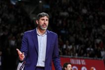 Aleks Mumbru  daje instrukcije ekipi