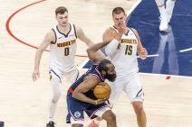 Kristijan Braun i Nikola Jokić u duelu s Hardenom.