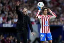 Diego Simeone i Đuliano Simeone na utakmici Atletiko Madrida, trener daje instrukcije ekipi, a igrač izvodi loptu