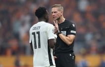 Espen Eskas u raspravi sa fudbalerom.