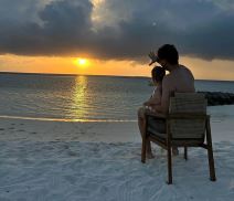 Miloš Biković sa sinom uživa na moru (2).jpg