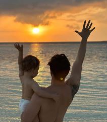 Miloš Biković sa sinom uživa na moru (1).jpg