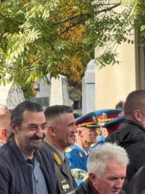 Novi zet Suzane Mančić stigao na sahrani Nebojše Pavkovića (5).jpg