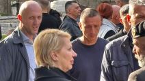 Bivša žena Nebojše Pavkovića prima saučesća od prisutnih(4).jpg