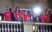 Jovana Preković na balkonu proslavlja medalju sa Igara