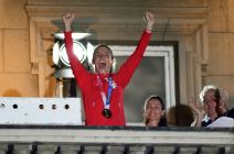 Jovana Preković na balkonu proslavlja medalju sa Igara
