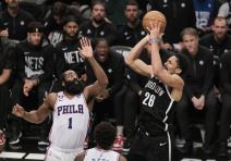 Spenser Dinvidi  šutira preko Džejmsa Hardena