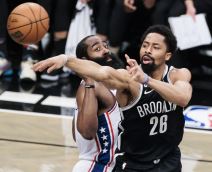 Spenser Dinvidi dodaje loptu dok ga čuva Džejms Harden