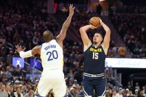 Srpski košarkaš Nikola Jokić protiv Golden Stejta u NBA ligi.