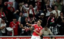 Fudbaler i navijači Majnca slave gol.