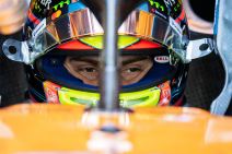 Oskar Pijastri krupan kadar dok sedi u bolidu s kacigom.