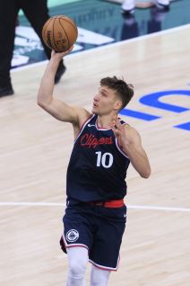 Bogdan Bogdanović šutira na koš u dresu Klipersa
