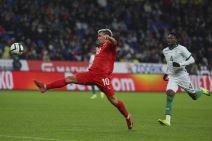 Andrej Mostovoj udara loptu