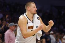 Nikola Jokić u belom dresu Denvera.