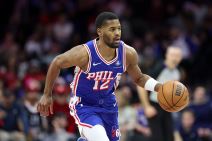 Džared Batler u dresu Filadelfije vodi loptu.