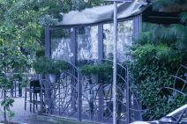 Polupana stakla na kafiću na Vračaru (2).jpg