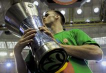 Nik Kalates ljubi trofej Evrolige