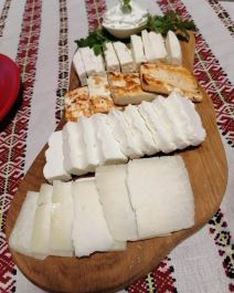 jelena ima farmu koza i pravi sir i mleko (3).jpg