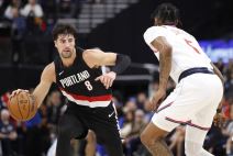 Deni Avdija vodi loptu, dok ga čuva Derik Džouns