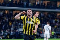 Luka Jović proslavlja gol u dresu AEK-a