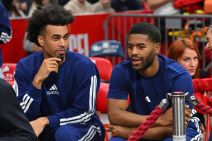 Džared Batler i Džordan Nvora gledaju zajedno utakmicu Crvene zvezde.