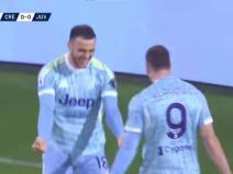 Filip Kostić i Dušan Vlahović slave gol Juventusa.