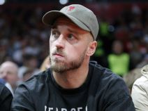 Marko Arnautović gleda utakmicu s kačketom na glavi.