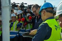 Aleksandar Vučić obilazi izgradnju Nacionalnog stadiona (3).jpg