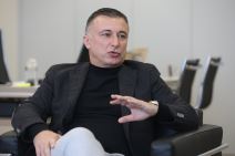 Vladimir Matijašević u sakou daje intervju.