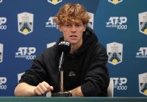 Janik Siner drži konferenciju za medije.