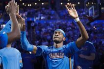 Šej Gildžes-Aleksander se pozdravlja sa drugim igračima.