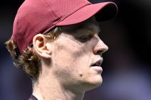 Janik Siner izbliza njegovo lice dok nosi kačket.