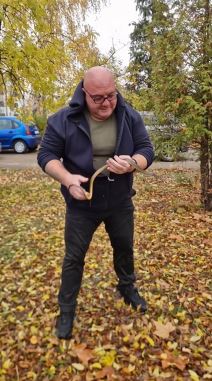 Zmijolovac Vladica Stanković vadi zmiju iz šahta u Vranju