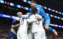 Igrači Totenhema slave gol Mikija Van De Vena