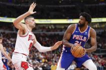 Nikola Vučević brani Džoela Embida dok pokušava da dođe do koša Čikago Bulsa